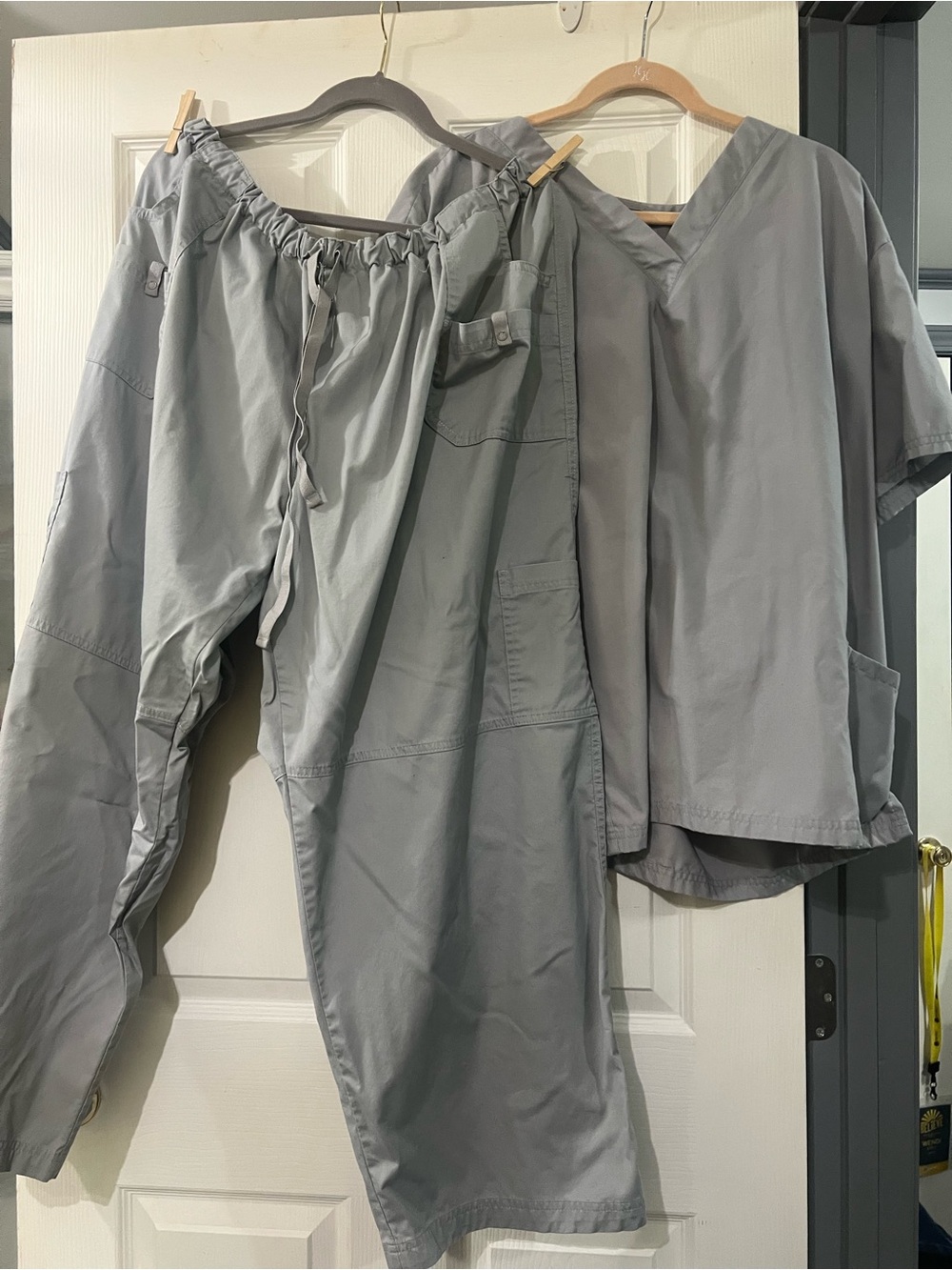 Women's 3
Piece scrub set in color silver.